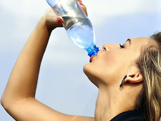 水を飲む女性