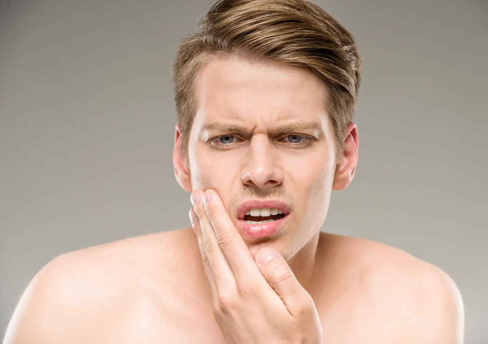 男ニキビの原因は? 背中や胸のニキビが治らないのはなぜ?