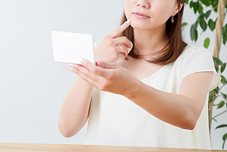 顎ニキビが気になる女性