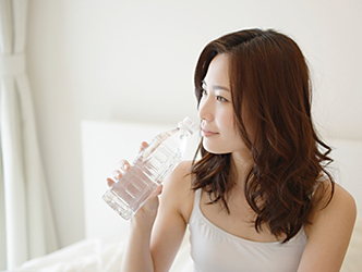 水を飲む女性