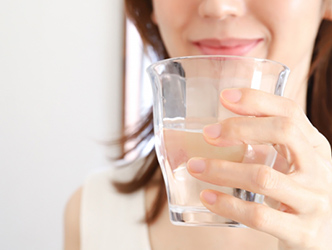 水飲む女性